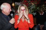 Bergen 13 december 2019
Sonja Bakker reikt haar eerste boek uit aan haar vader. De presentatie vond plaats bij Wonders . Ook partner Barry v Suijdam was aanwezig