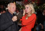 Bergen 13 december 2019
Sonja Bakker reikt haar eerste boek uit aan haar vader. De presentatie vond plaats bij Wonders . Ook partner Barry v Suijdam was aanwezig
