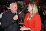 Bergen 13 december 2019
Sonja Bakker reikt haar eerste boek uit aan haar vader. De presentatie vond plaats bij Wonders . Ook partner Barry v Suijdam was aanwezig