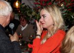 Bergen 13 december 2019
Sonja Bakker reikt haar eerste boek uit aan haar vader. De presentatie vond plaats bij Wonders . Ook partner Barry v Suijdam was aanwezig