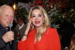 Bergen 13 december 2019
Sonja Bakker reikt haar eerste boek uit aan haar vader. De presentatie vond plaats bij Wonders . Ook partner Barry v Suijdam was aanwezig