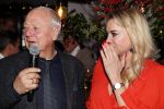 Bergen 13 december 2019
Sonja Bakker reikt haar eerste boek uit aan haar vader. De presentatie vond plaats bij Wonders . Ook partner Barry v Suijdam was aanwezig