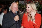 Bergen 13 december 2019
Sonja Bakker reikt haar eerste boek uit aan haar vader. De presentatie vond plaats bij Wonders . Ook partner Barry v Suijdam was aanwezig