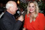 Bergen 13 december 2019
Sonja Bakker reikt haar eerste boek uit aan haar vader. De presentatie vond plaats bij Wonders . Ook partner Barry v Suijdam was aanwezig