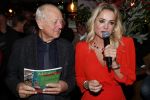 Bergen 13 december 2019
Sonja Bakker reikt haar eerste boek uit aan haar vader. De presentatie vond plaats bij Wonders . Ook partner Barry v Suijdam was aanwezig