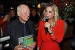 Bergen 13 december 2019
Sonja Bakker reikt haar eerste boek uit aan haar vader. De presentatie vond plaats bij Wonders . Ook partner Barry v Suijdam was aanwezig