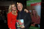 Bergen 13 december 2019
Sonja Bakker reikt haar eerste boek uit aan haar vader. De presentatie vond plaats bij Wonders . Ook partner Barry v Suijdam was aanwezig