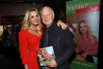 Bergen 13 december 2019
Sonja Bakker reikt haar eerste boek uit aan haar vader. De presentatie vond plaats bij Wonders . Ook partner Barry v Suijdam was aanwezig