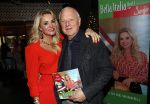 Bergen 13 december 2019
Sonja Bakker reikt haar eerste boek uit aan haar vader. De presentatie vond plaats bij Wonders . Ook partner Barry v Suijdam was aanwezig