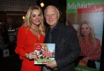 Bergen 13 december 2019
Sonja Bakker reikt haar eerste boek uit aan haar vader. De presentatie vond plaats bij Wonders . Ook partner Barry v Suijdam was aanwezig