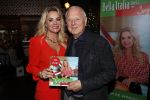Bergen 13 december 2019
Sonja Bakker reikt haar eerste boek uit aan haar vader. De presentatie vond plaats bij Wonders . Ook partner Barry v Suijdam was aanwezig