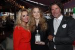 Bergen 13 december 2019
Sonja Bakker reikt haar eerste boek uit aan haar vader. De presentatie vond plaats bij Wonders . Barry v Suijdam met Sonja en zijn dochter Isabelle die haar eigen Gin heeft gemaakt