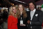 Bergen 13 december 2019
Sonja Bakker reikt haar eerste boek uit aan haar vader. De presentatie vond plaats bij Wonders . Barry v Suijdam met Sonja en zijn dochter Isabelle die haar eigen Gin heeft gemaakt