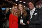Bergen 13 december 2019
Sonja Bakker reikt haar eerste boek uit aan haar vader. De presentatie vond plaats bij Wonders . Barry v Suijdam met Sonja en zijn dochter Isabelle die haar eigen Gin heeft gemaakt