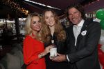Bergen 13 december 2019
Sonja Bakker reikt haar eerste boek uit aan haar vader. De presentatie vond plaats bij Wonders . Barry v Suijdam met Sonja en zijn dochter Isabelle die haar eigen Gin heeft gemaakt
