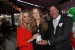 Bergen 13 december 2019
Sonja Bakker reikt haar eerste boek uit aan haar vader. De presentatie vond plaats bij Wonders . Barry v Suijdam met Sonja en zijn dochter Isabelle die haar eigen Gin heeft gemaakt