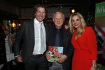 Bergen 13 december 2019
Sonja Bakker reikt haar eerste boek uit aan haar vader. De presentatie vond plaats bij Wonders . Ook partner Barry v Suijdam was aanwezig