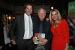 Bergen 13 december 2019
Sonja Bakker reikt haar eerste boek uit aan haar vader. De presentatie vond plaats bij Wonders . Ook partner Barry v Suijdam was aanwezig