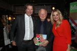 Bergen 13 december 2019
Sonja Bakker reikt haar eerste boek uit aan haar vader. De presentatie vond plaats bij Wonders . Ook partner Barry v Suijdam was aanwezig