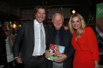 Bergen 13 december 2019
Sonja Bakker reikt haar eerste boek uit aan haar vader. De presentatie vond plaats bij Wonders