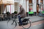 Amsterdam 21 december 2019
Tom Egbers op de fiets in Amsterdam zuid