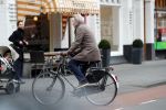 Amsterdam 21 december 2019
Tom Egbers op de fiets in Amsterdam zuid
