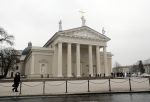 Vilnius 7 december 2019
Bonnie Horbach gaat met haar dochter tennissen. Bonnie is de Nederlandse ambassadeur in Vilnius in Litouwen . Je hebt daar de ambassade en Bonnie woont in een groot huis in het park van Vilnius.