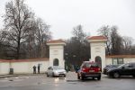 Vilnius 7 december 2019
Bonnie Horbach gaat met haar dochter tennissen. Bonnie is de Nederlandse ambassadeur in Vilnius in Litouwen . Je hebt daar de ambassade en Bonnie woont in een groot huis in het park van Vilnius.
