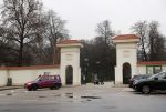 Vilnius 7 december 2019
Bonnie Horbach gaat met haar dochter tennissen. Bonnie is de Nederlandse ambassadeur in Vilnius in Litouwen . Je hebt daar de ambassade en Bonnie woont in een groot huis in het park van Vilnius.