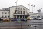 Vilnius 7 december 2019
Bonnie Horbach gaat met haar dochter tennissen. Bonnie is de Nederlandse ambassadeur in Vilnius in Litouwen . Je hebt daar de ambassade en Bonnie woont in een groot huis in het park van Vilnius.