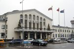 Vilnius 7 december 2019
Bonnie Horbach gaat met haar dochter tennissen. Bonnie is de Nederlandse ambassadeur in Vilnius in Litouwen . Je hebt daar de ambassade en Bonnie woont in een groot huis in het park van Vilnius.