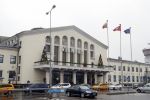 Vilnius 7 december 2019
Bonnie Horbach gaat met haar dochter tennissen. Bonnie is de Nederlandse ambassadeur in Vilnius in Litouwen . Je hebt daar de ambassade en Bonnie woont in een groot huis in het park van Vilnius.