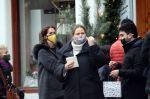 Amsterdam 22 december 2020
Annemarie v Gaal staat in rij te wachten bij een winkel . Ze draagt een mondkapje