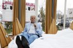 Amsterdam 20 december 2020
Ben Cramer zingt vanuit bed in het Mandelahuisje .