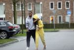 Almerte 27 december 2020
Famke Louise kussend met haar nieuwe vriend Denzel Slager . Ze vertrokken vanaf haar huis naar de supermarkt. Denzel is oud prof voetballer en winnaar van het programma Love Island.