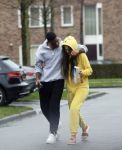 Almerte 27 december 2020
Famke Louise kussend met haar nieuwe vriend Denzel Slager . Ze vertrokken vanaf haar huis naar de supermarkt. Denzel is oud prof voetballer en winnaar van het programma Love Island.