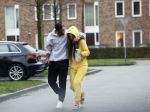 Almerte 27 december 2020
Famke Louise kussend met haar nieuwe vriend Denzel Slager . Ze vertrokken vanaf haar huis naar de supermarkt. Denzel is oud prof voetballer en winnaar van het programma Love Island.