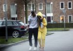 Almerte 27 december 2020
Famke Louise kussend met haar nieuwe vriend Denzel Slager . Ze vertrokken vanaf haar huis naar de supermarkt. Denzel is oud prof voetballer en winnaar van het programma Love Island.