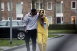 Almerte 27 december 2020
Famke Louise kussend met haar nieuwe vriend Denzel Slager . Ze vertrokken vanaf haar huis naar de supermarkt. Denzel is oud prof voetballer en winnaar van het programma Love Island.