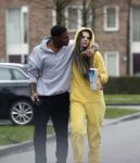 Almerte 27 december 2020
Famke Louise kussend met haar nieuwe vriend Denzel Slager . Ze vertrokken vanaf haar huis naar de supermarkt. Denzel is oud prof voetballer en winnaar van het programma Love Island.