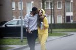 Almerte 27 december 2020
Famke Louise kussend met haar nieuwe vriend Denzel Slager . Ze vertrokken vanaf haar huis naar de supermarkt. Denzel is oud prof voetballer en winnaar van het programma Love Island.