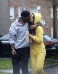 Almerte 27 december 2020
Famke Louise kussend met haar nieuwe vriend Denzel Slager . Ze vertrokken vanaf haar huis naar de supermarkt. Denzel is oud prof voetballer en winnaar van het programma Love Island.
