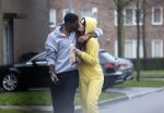 Almerte 27 december 2020
Famke Louise kussend met haar nieuwe vriend Denzel Slager . Ze vertrokken vanaf haar huis naar de supermarkt. Denzel is oud prof voetballer en winnaar van het programma Love Island.
