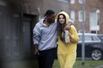 Almerte 27 december 2020
Famke Louise kussend met haar nieuwe vriend Denzel Slager . Ze vertrokken vanaf haar huis naar de supermarkt. Denzel is oud prof voetballer en winnaar van het programma Love Island.