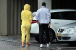 Almerte 27 december 2020
Famke Louise kussend met haar nieuwe vriend Denzel Slager . Ze vertrokken vanaf haar huis naar de supermarkt. Denzel is oud prof voetballer en winnaar van het programma Love Island.