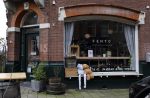 Amsterdam 28 december 2020
Bij het restaurant van de vriend van Jennifer Hoffman ( Fento) liggen twee beren buiten op bankje