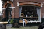 Amsterdam 28 december 2020
Bij het restaurant van de vriend van Jennifer Hoffman ( Fento) liggen twee beren buiten op bankje