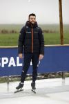 Bantega 23 december 2020
Sjinkie Knegt heeft in de tuin bij zijn huis een ijsbaan aan laten leggen . Zijn dochter zoon en vrouw Fenna vinden het geweldig.