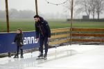 Bantega 23 december 2020
Sjinkie Knegt heeft in de tuin bij zijn huis een ijsbaan aan laten leggen . Zijn dochter zoon en vrouw Fenna vinden het geweldig.