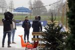Bantega 23 december 2020
Sjinkie Knegt heeft in de tuin bij zijn huis een ijsbaan aan laten leggen . Zijn dochter zoon en vrouw Fenna vinden het geweldig.